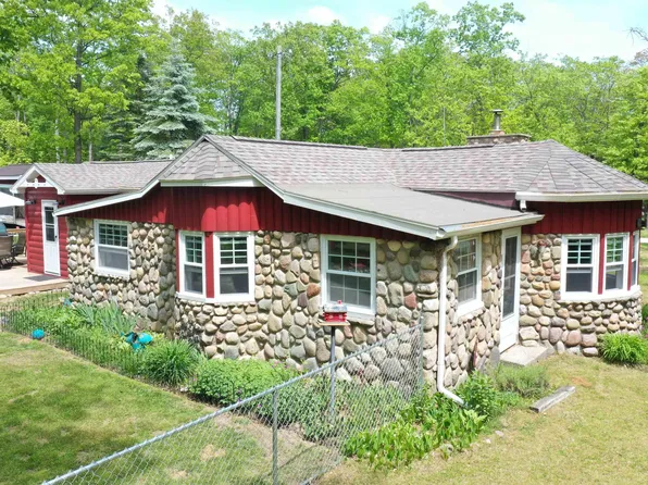 432 Island Lake Rd, Rose City, MI 48654
