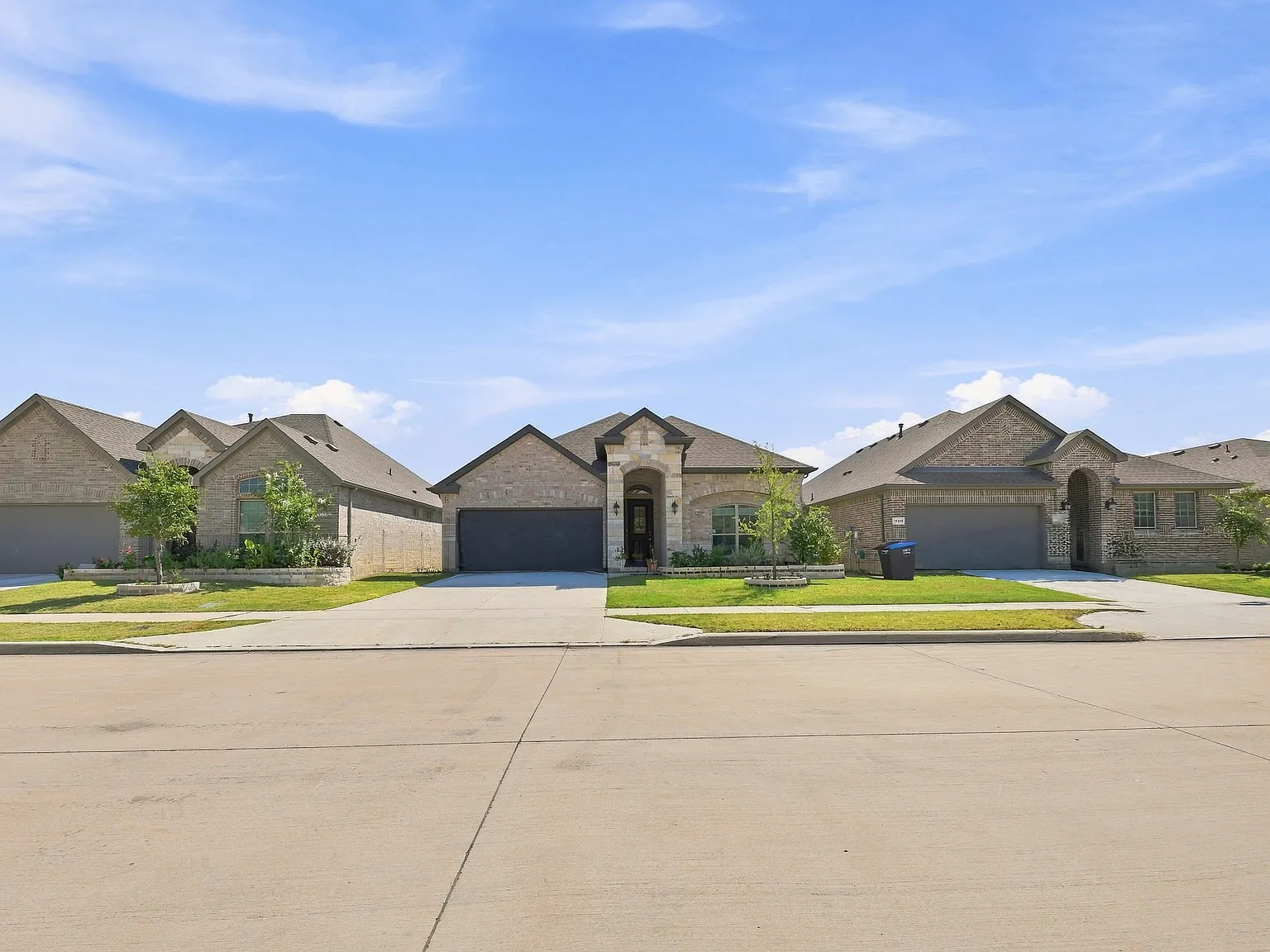 4 bed, 2040 sqft, $2,700 — Photo 2