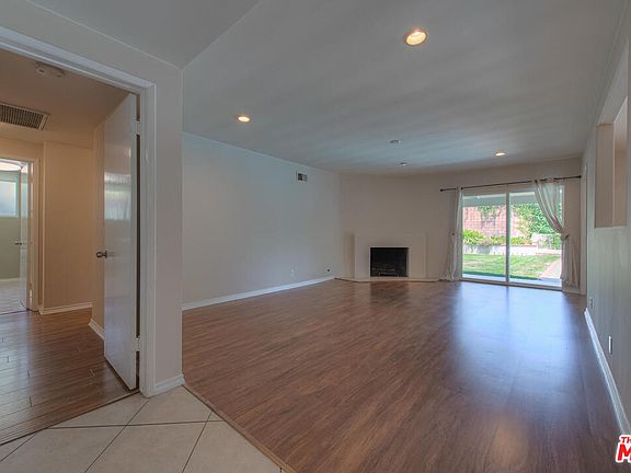 4th image of 23951 Oxnard St