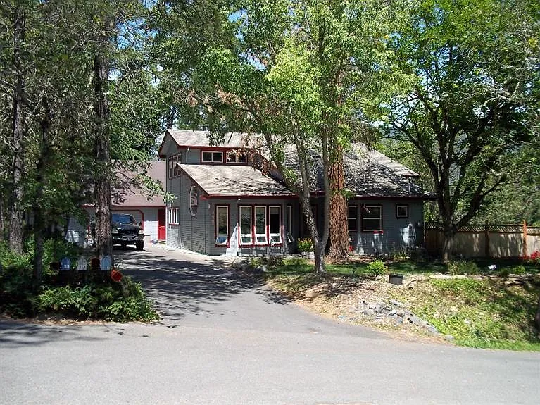 450 NW Pleasant View Dr photo 1