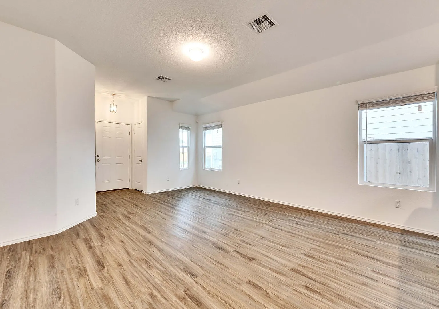 Beautiful Leander Home in Desired Area! — Photo 2