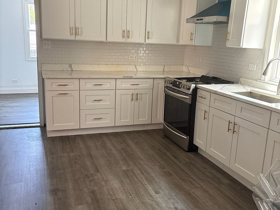 1st image of 2237 S Oakley Ave