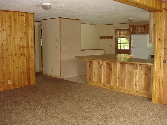 Hallway to bedrooms & bath