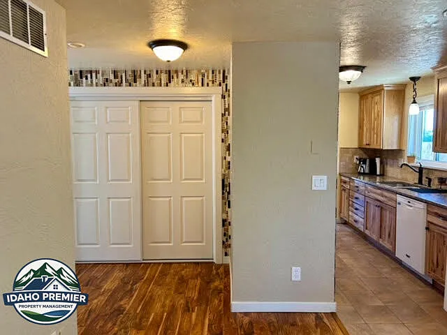 1228 W 11th St — Photo 12