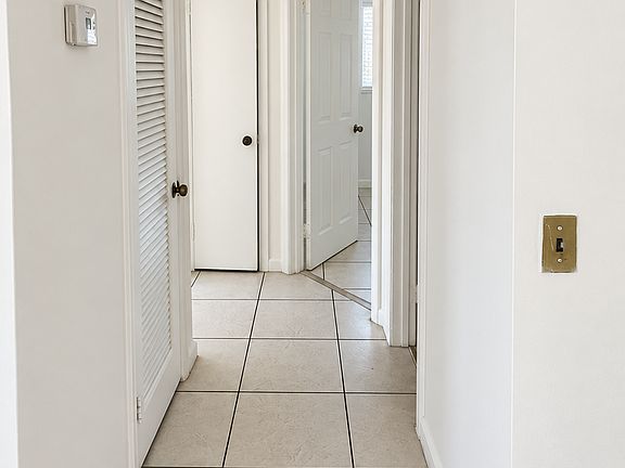 4th image of 6034 SW 37th St #10