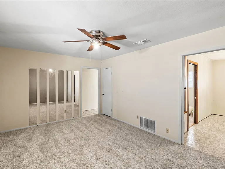 1829 Lesle Ln — Photo 2