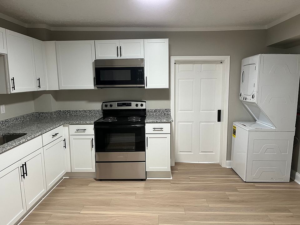 Eat-in kitchen