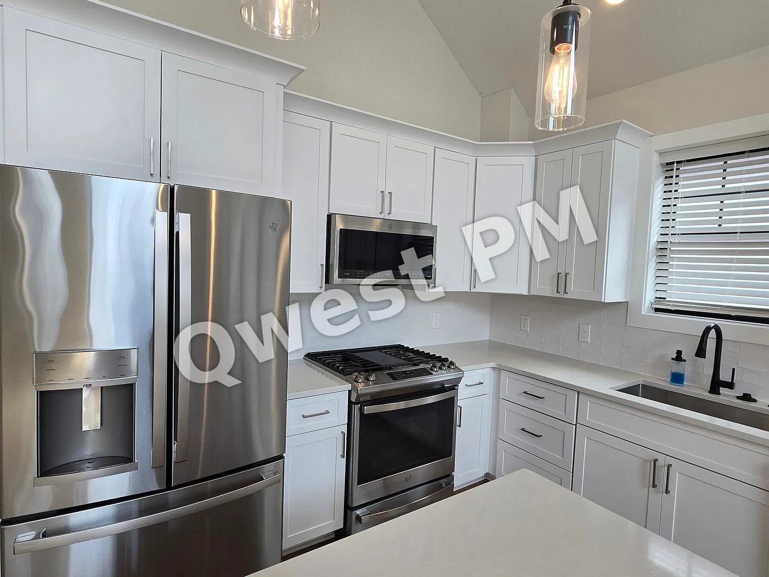 629 Fairview Ave NE — Photo 2