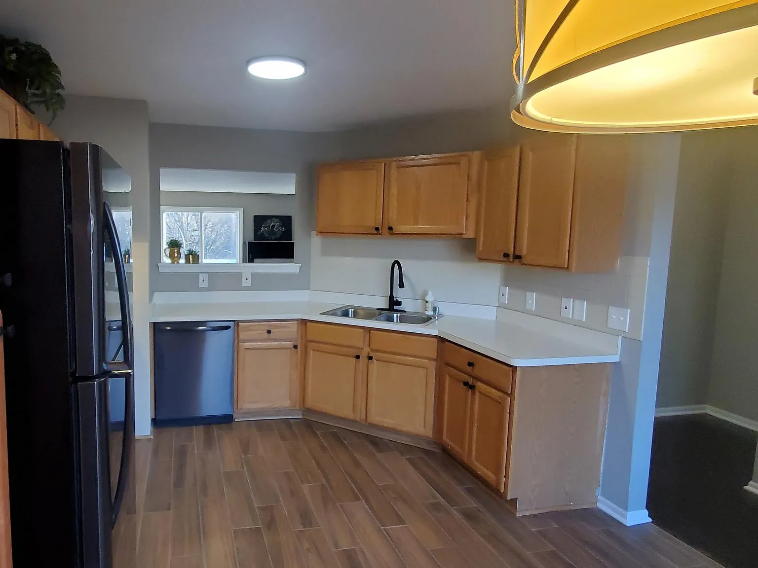 3 bed, 2.5 bath, 2300 sqft, $2,400 — Photo 4