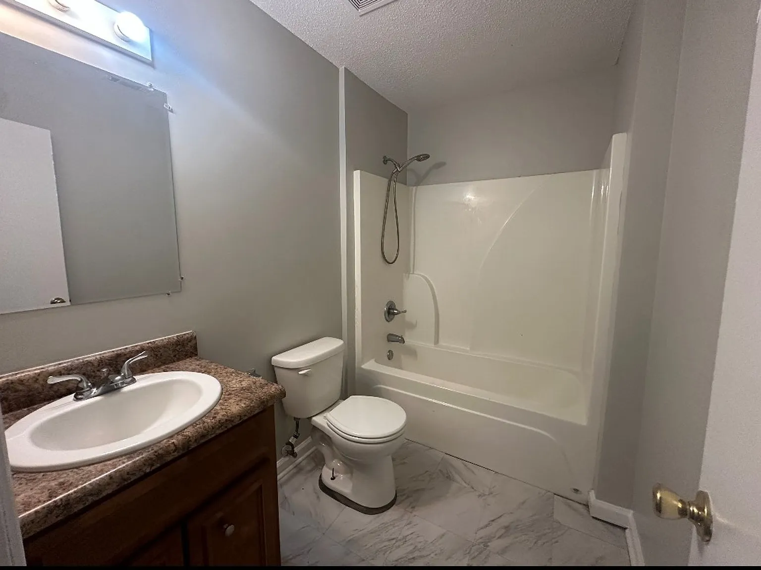 Nice affordable two bedroom one bath duplex — Photo 2