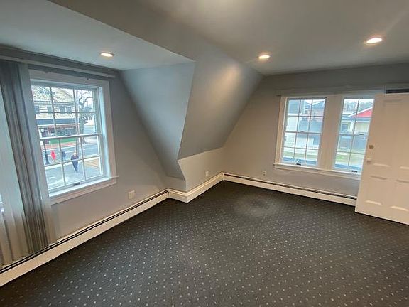3rd image of 282 Railroad Ave