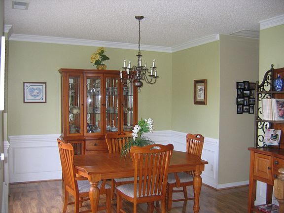 Spacious Dining Room w/ picture frame & crown molding and hardwood floors
