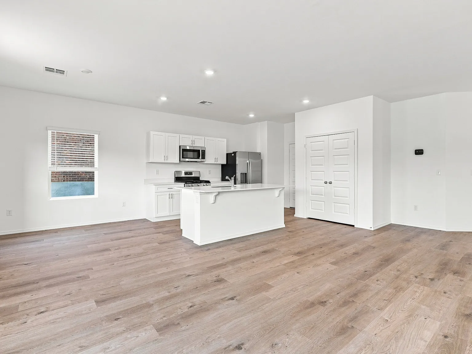 4 bed, 2.5 bath, 2065 sqft, $2,400 — Photo 3