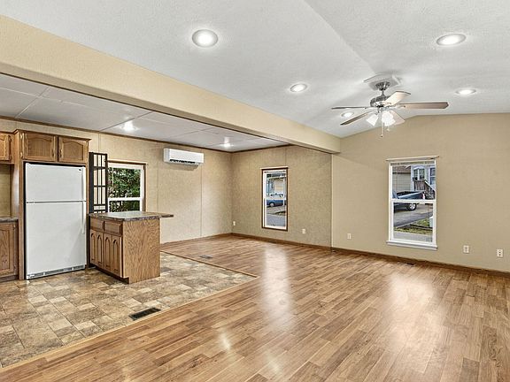 3rd image of 488 Royalty Lane