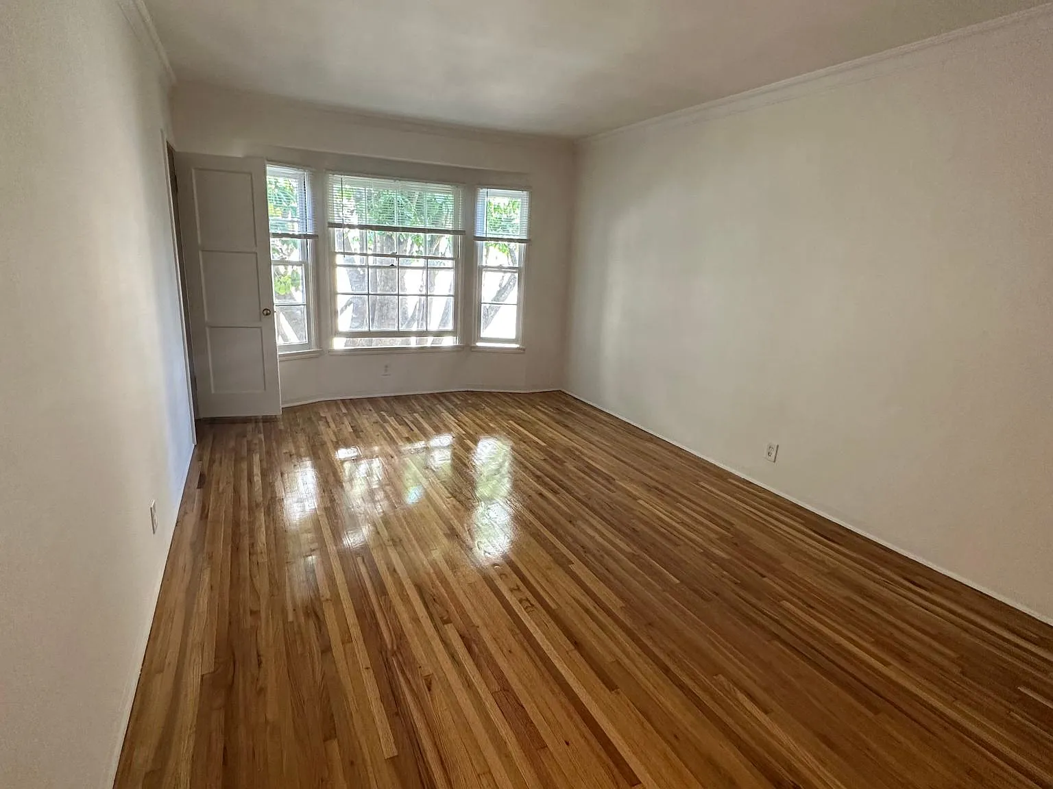 1 bed, 750 sqft, $2,400 — Photo 3