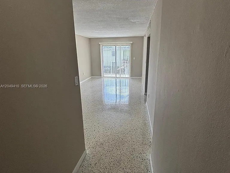 1047 SW 7th St #12 — Photo 2