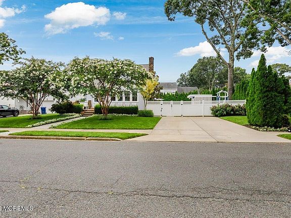 4th image of 258 Lawrence Avenue