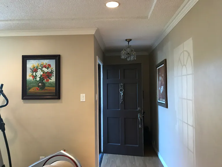 4638 Blackthorne Ave — Photo 7