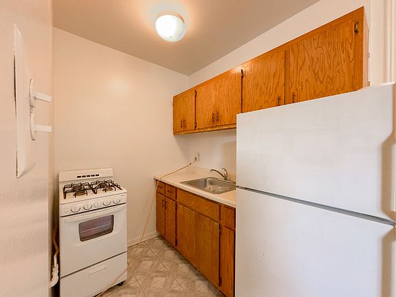 2nd image of 4060 N Kenmore Ave Unit 801