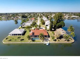 872 SE 1st Ter, Cape Coral, FL 33990