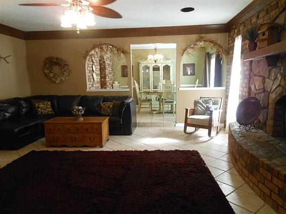3rd image of 204 Countrywood Cir