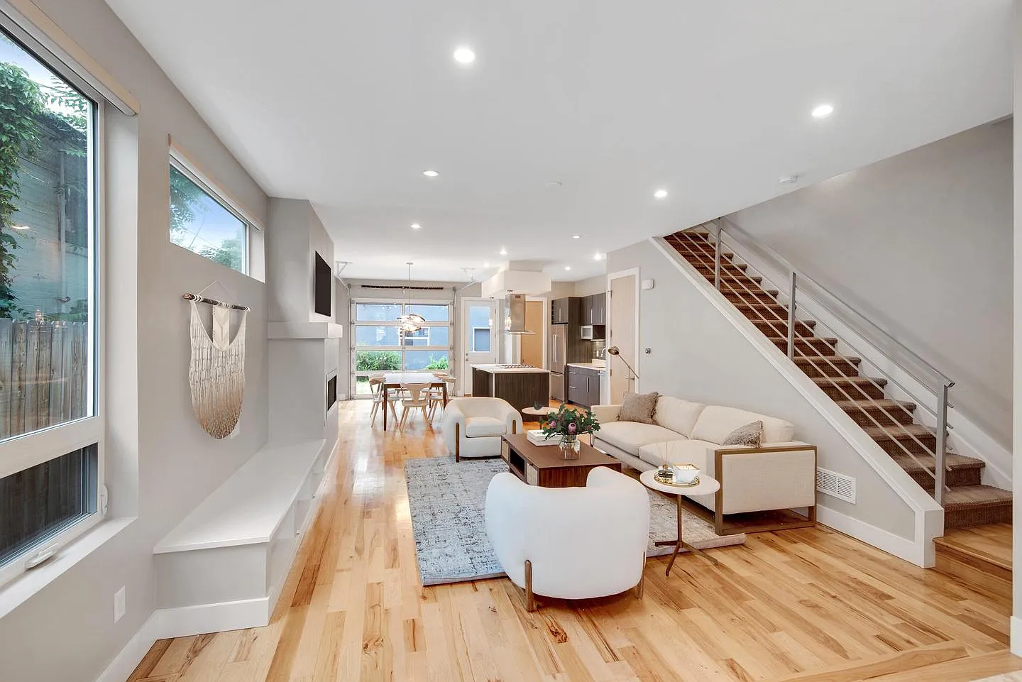 Contemporary West Highland home with great rooftop deck — Photo 3