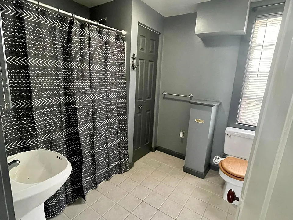 Full size bathroom