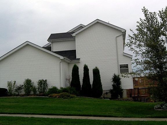 4-sides professionally landscaped with underground sprinklers included