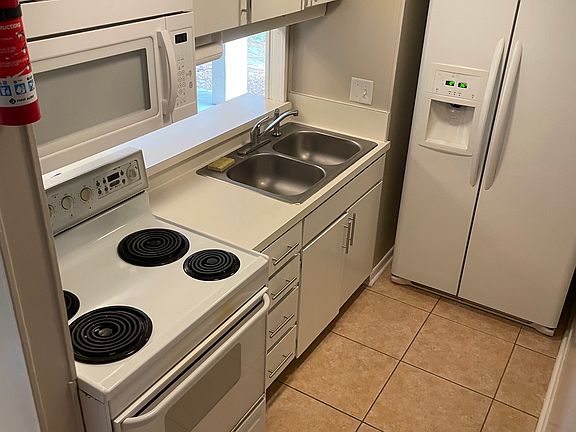 4th image of 408 Marshall Ct NW Unit 2