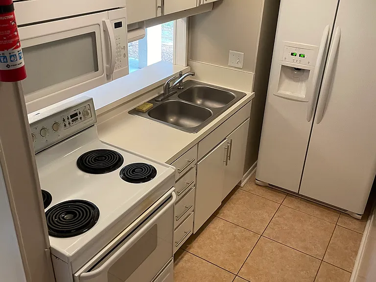 408 Marshall Ct NW #2 — Photo 4