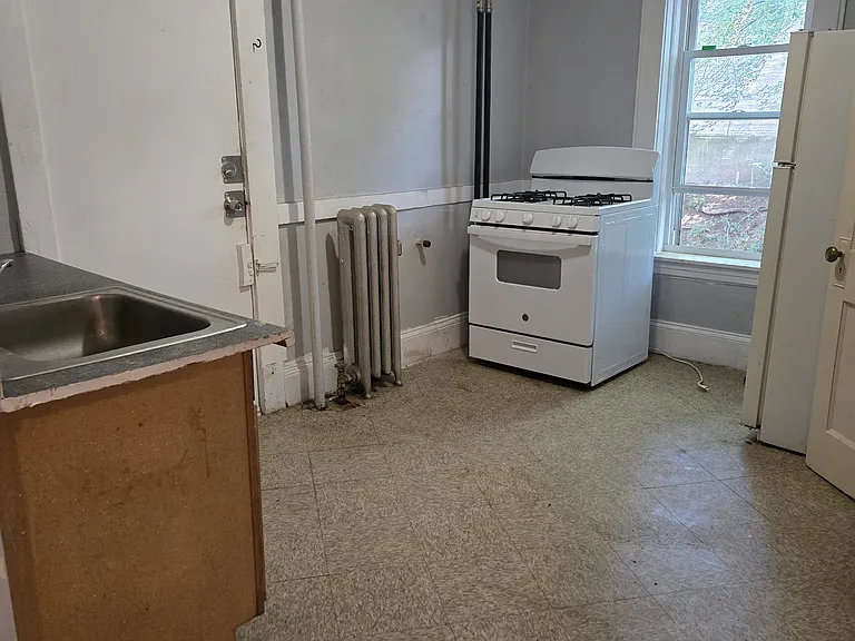 236 Locust St #2R — Photo 5