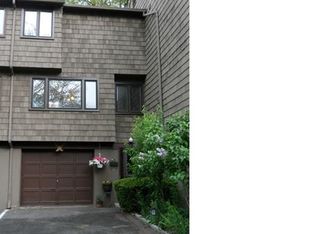 127 Towne House Rd, Hamden, CT 06514