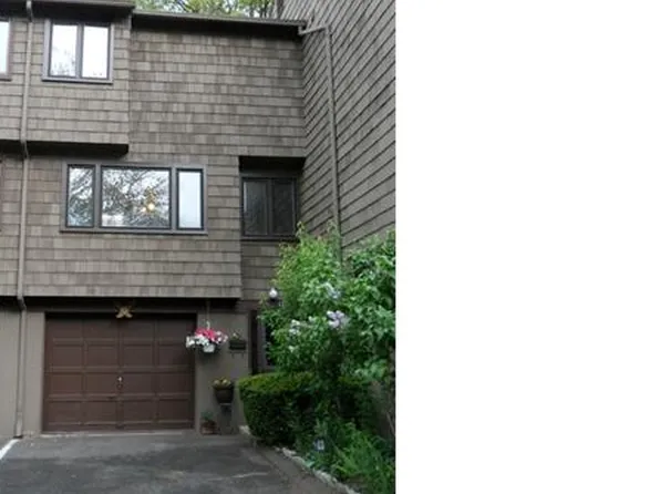 127 Towne House Rd, Hamden, CT 06514