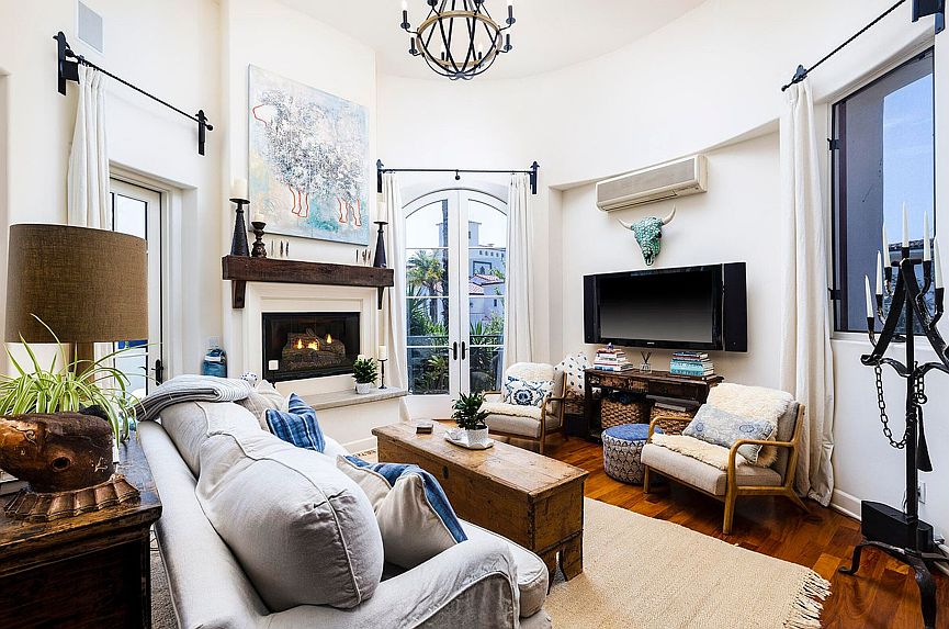 Gorgeous High Ceiling Rotunda Living Room