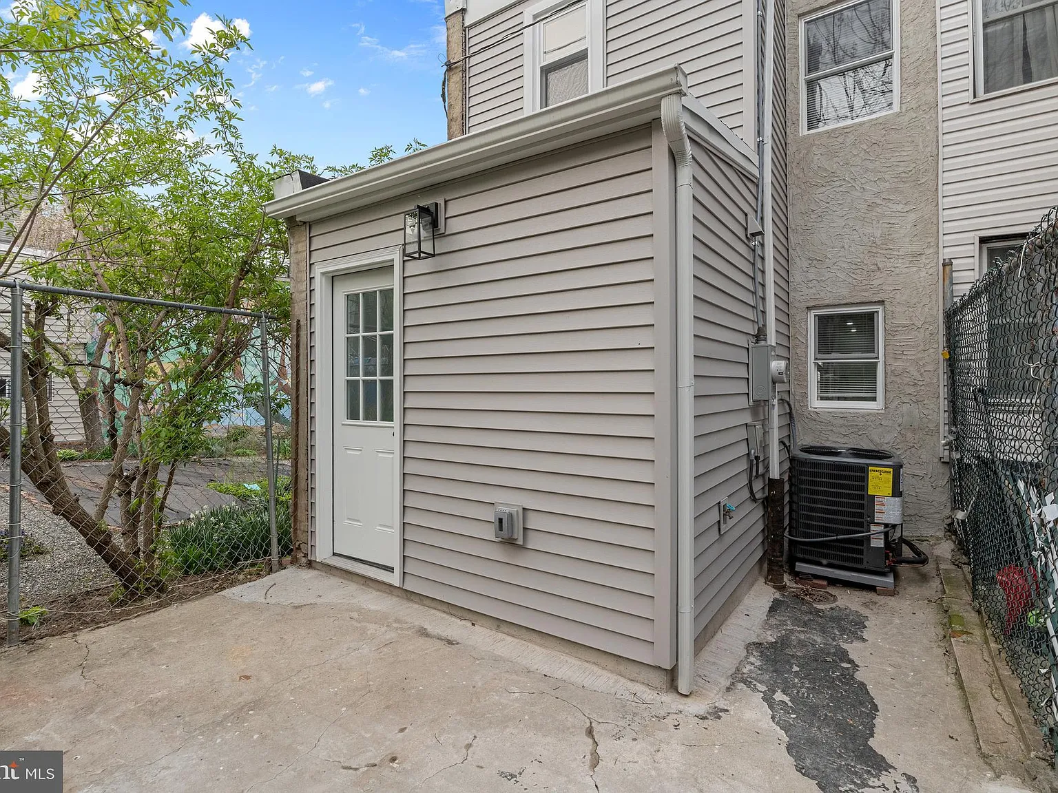 2 bed, 1.0 bath, 819 sqft, $1,575 — Photo 3