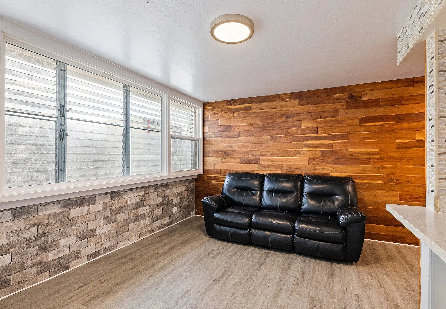 2 Bed / 1 Bath 1 Parking , Community Pool , Electricity, Water, Sewer & Gas Included, Secured Bui... — Photo 3