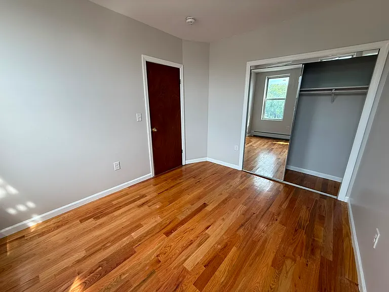 574 57th St #33E — Photo 9
