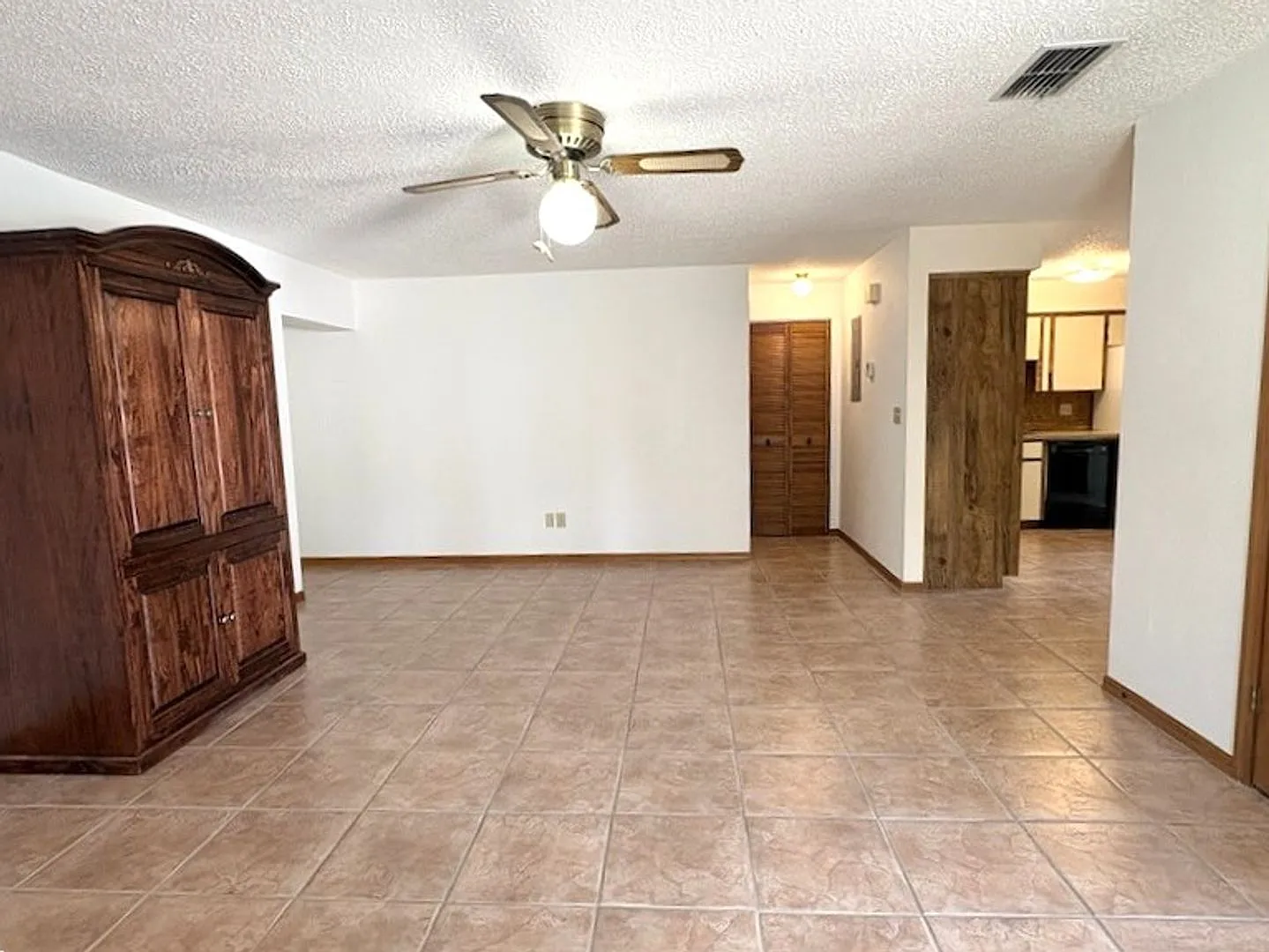 Cozy 2 Bedroom First Floor Condo! — Photo 2