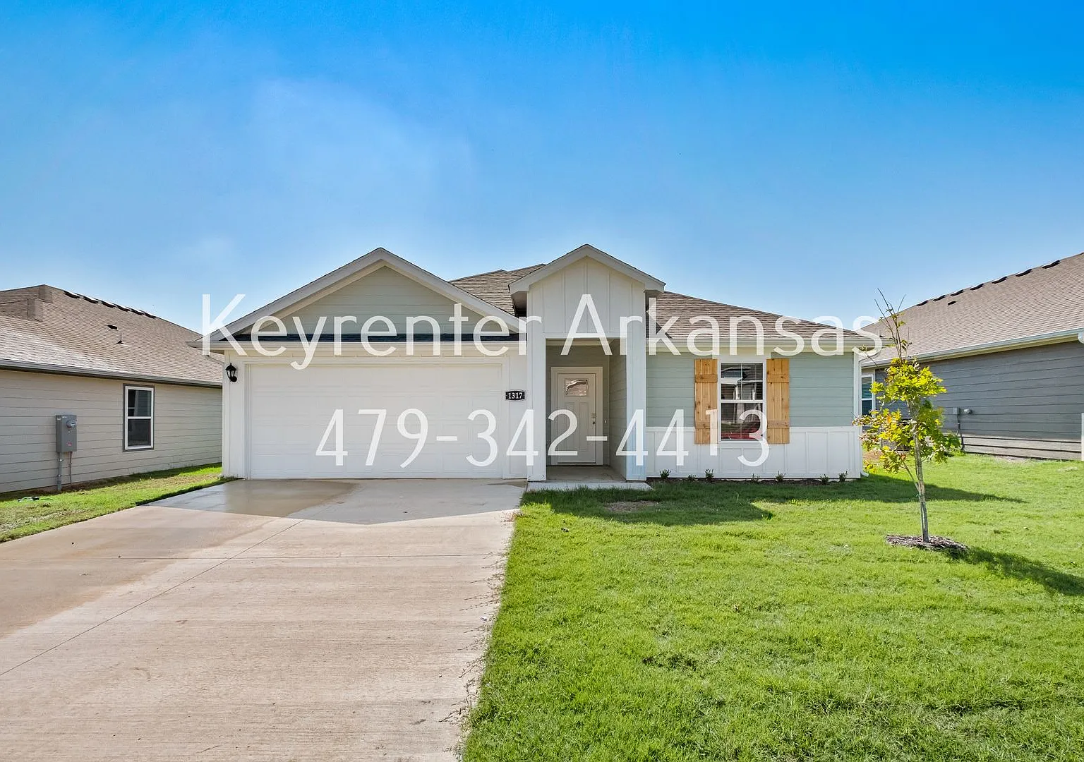 Beautiful, Brand New 4/2 in Gentry! — Photo 1