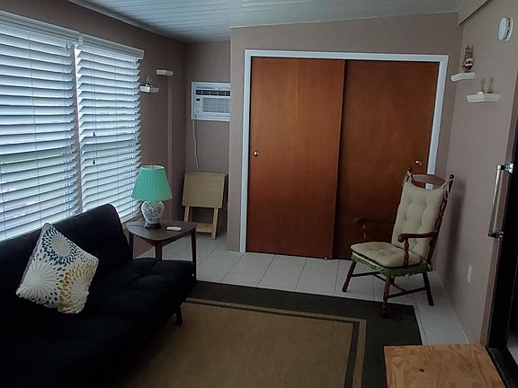 4th image of 719 Amaryllis Dr
