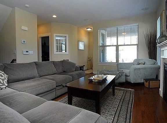 2nd image of 2158 Ulster St