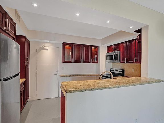 5th image of 3800 Galt Ocean Dr APT 314
