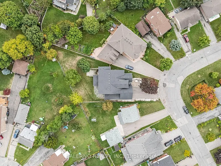 11 Compton Cres — Photo 49
