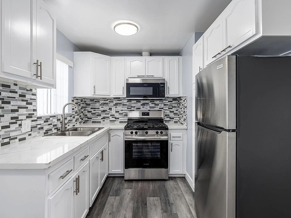 2nd image of 1032-1036 S Normandie Ave #1036-09