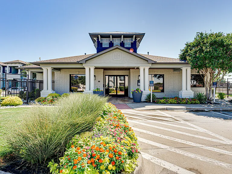 Highland Luxury Living — Photo 31