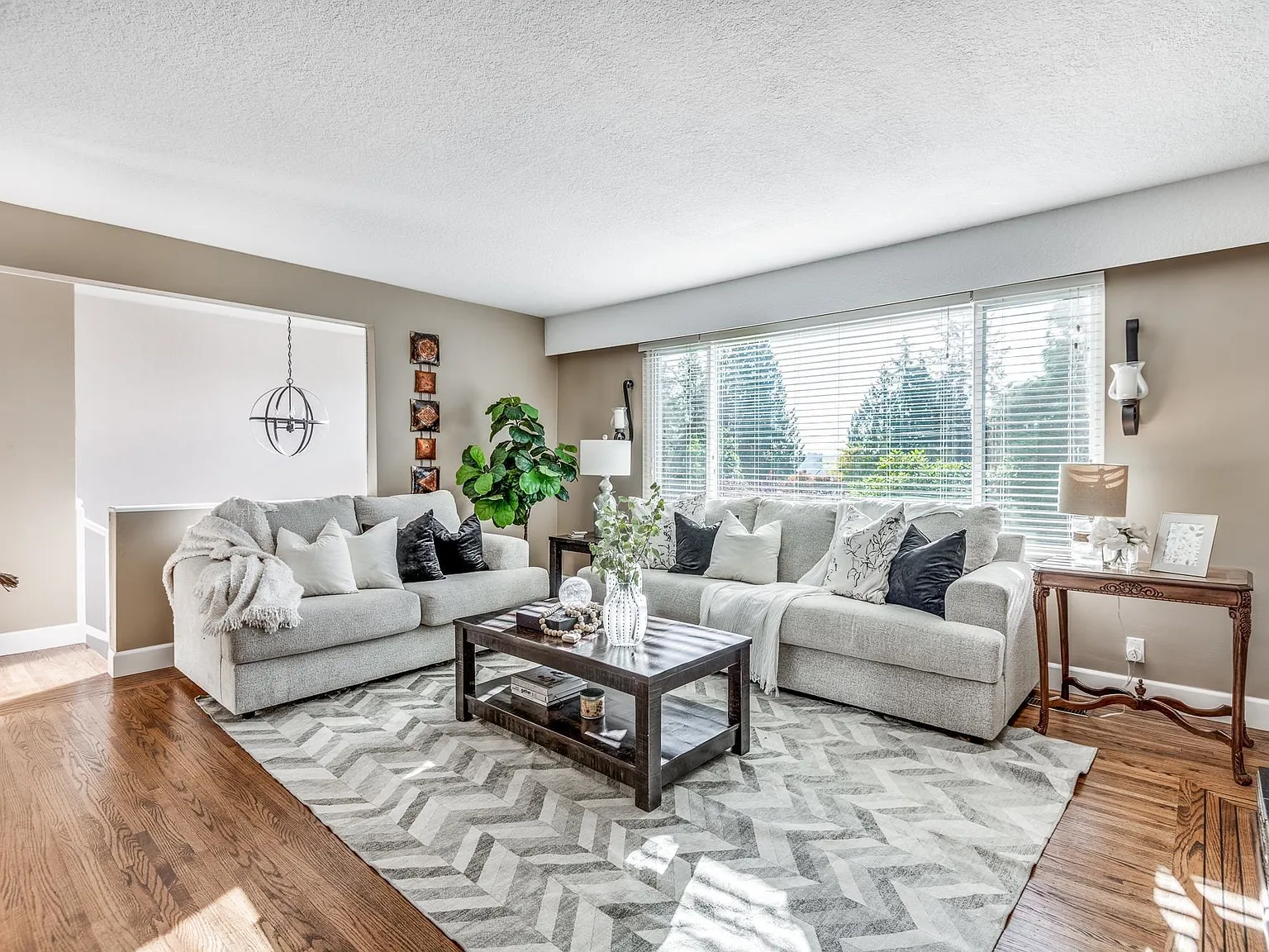 6 bed, 2390 sqft, $5,700 — Photo 4