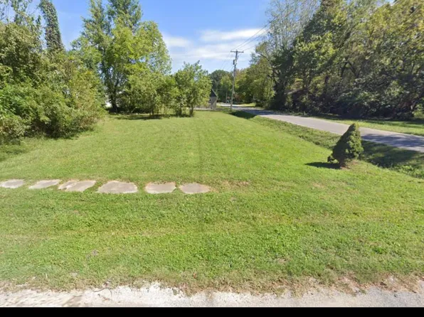 812 S Emma St, Christopher, IL 62822