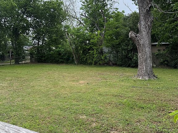 3rd image of 2300 Lyle Ave