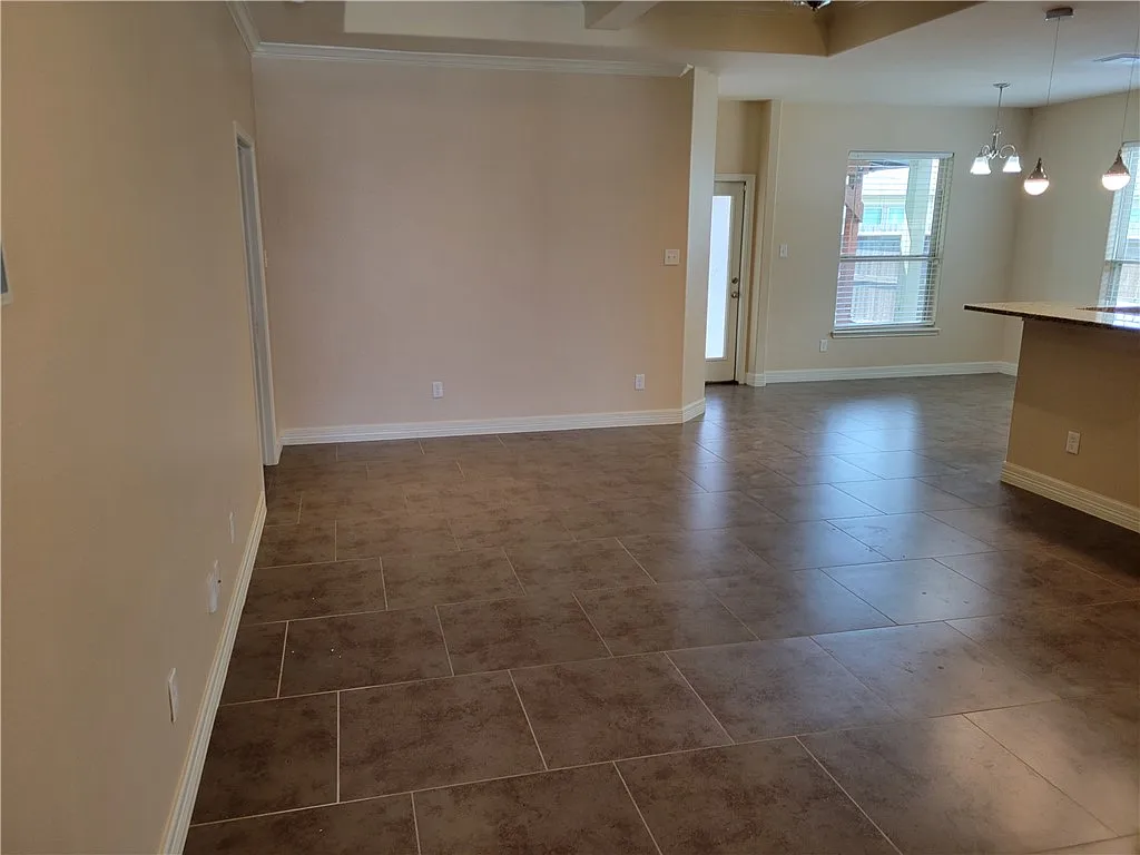3 bed, 1543 sqft, $2,400 — Photo 4