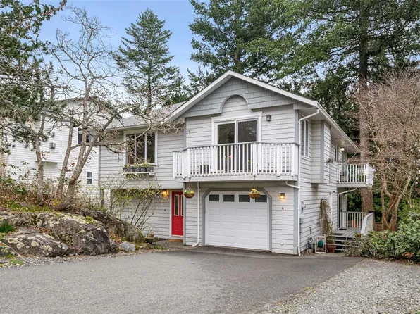 890 Admirals Rd #4, Esquimalt, BC V9A 2P3